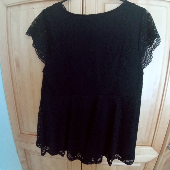 Torrid cap sleeved lined lace top. Size 0/14 - Picture 3 of 5